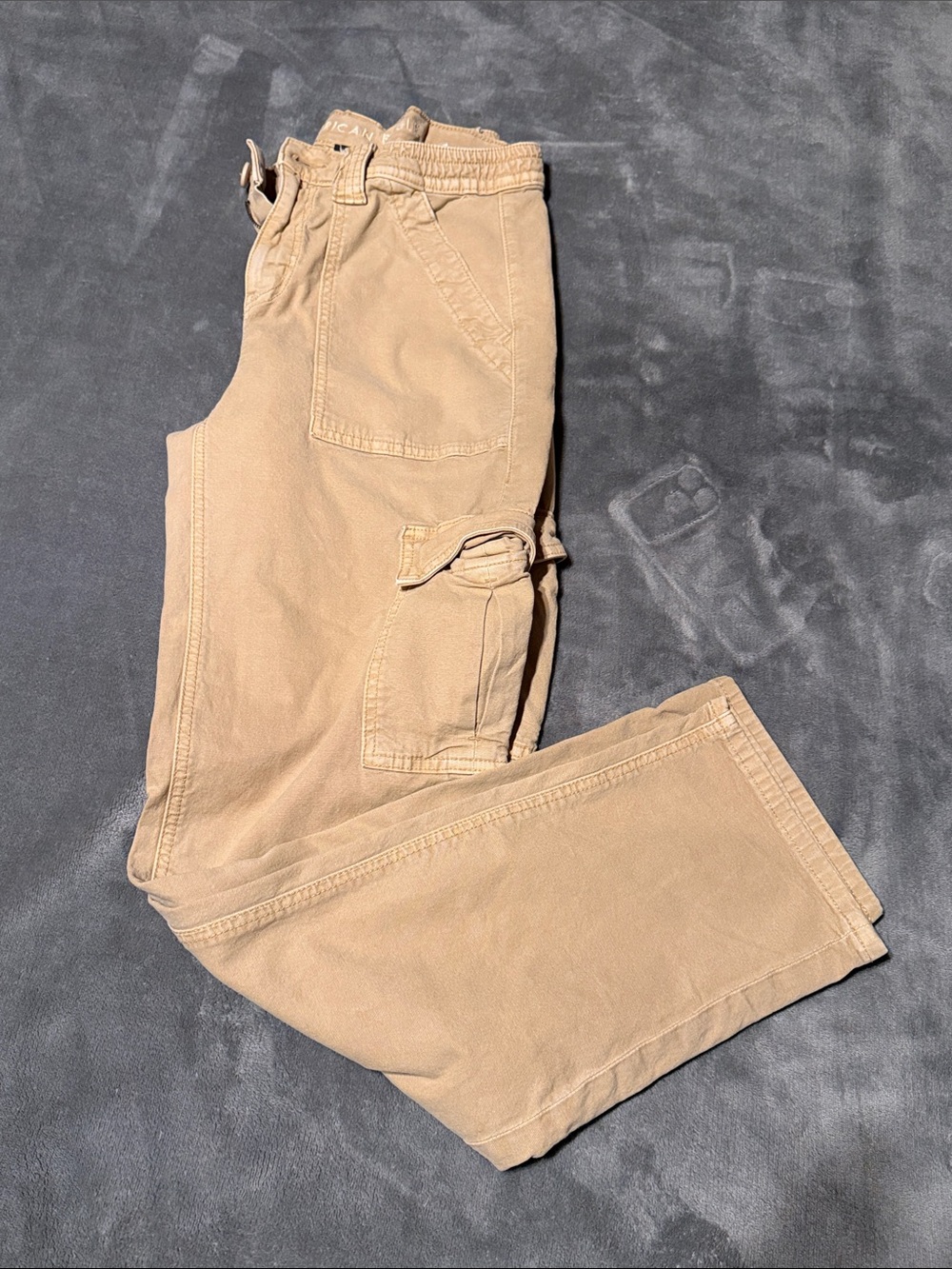 Women’s American Eagle Outfitters Tan Cargo 90’s straight stretch Pants